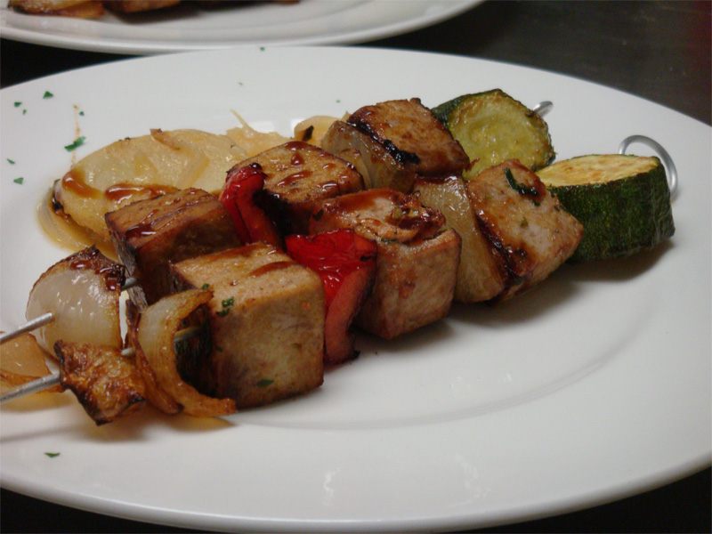 Brocheta campestre a la parrilla con carne y verduras