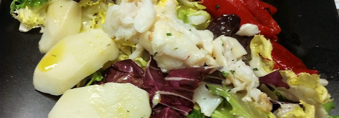 Ensalada de bacalao preparada en Restaurante Magnus